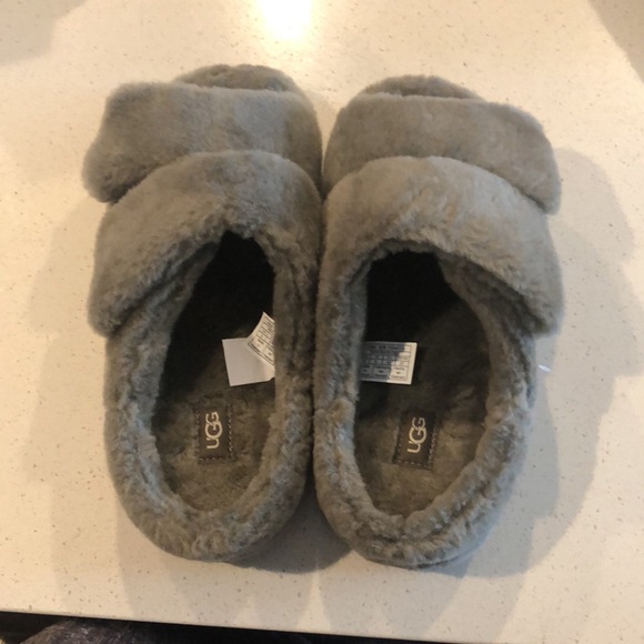 New UGG Slippers - Picture 2 of 3
